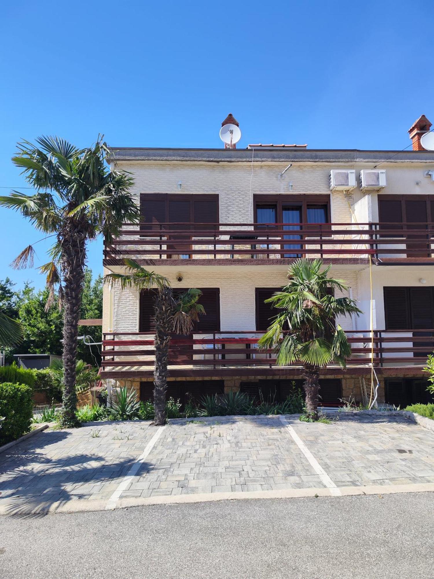 Ivo Apartman *